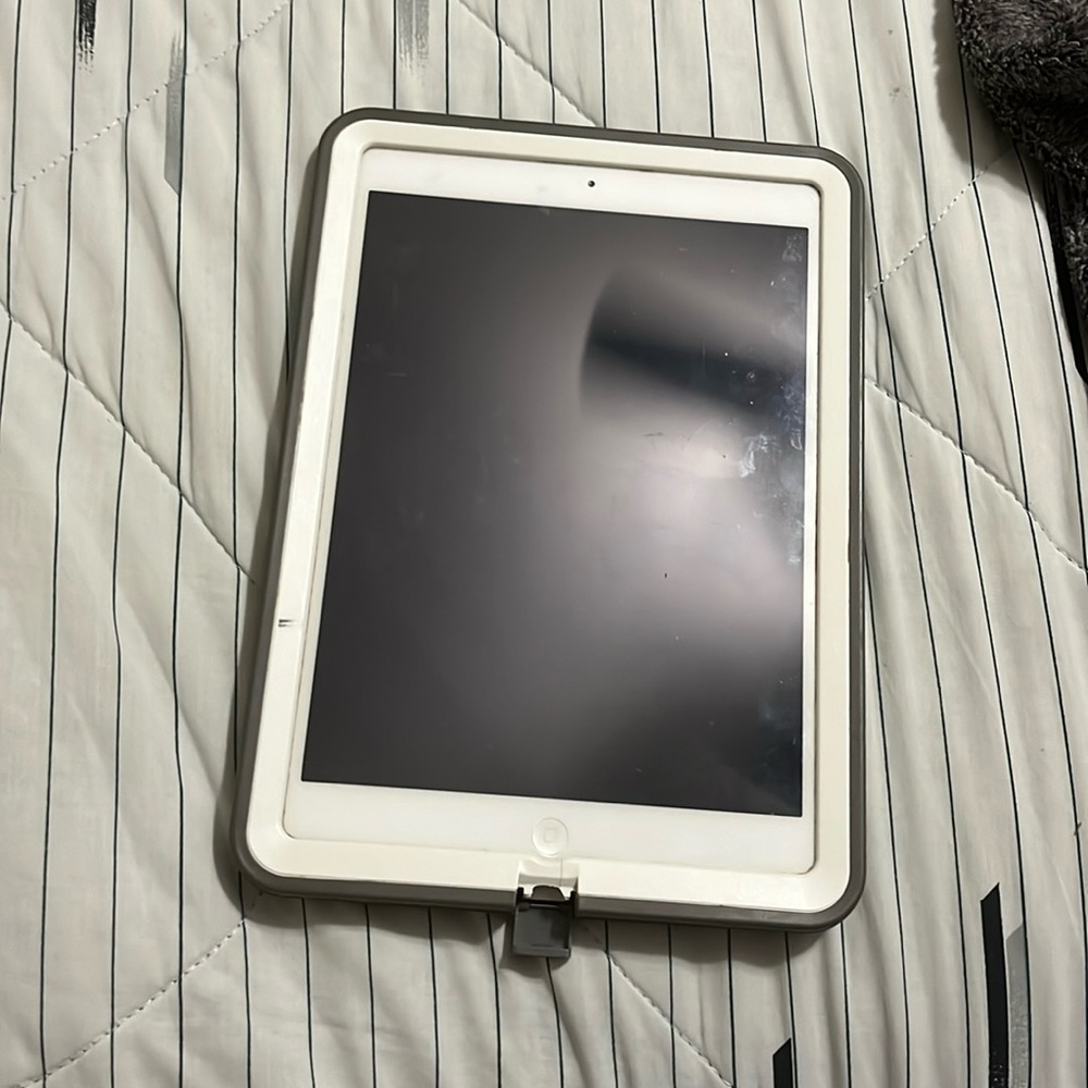 Apple iPad Air 1st generation- silver